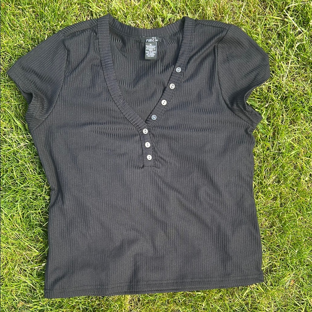 Rue21 Black Fitted Cap Sleeve Tee